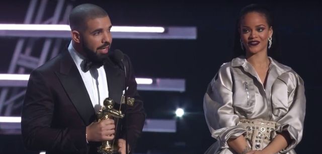 Drake wyznaje miłość Rihannie. Nie takiej reakcji się spodziewał Drake wyznaje miłość Rihannie. Nie takiej reakcji się spodziewał