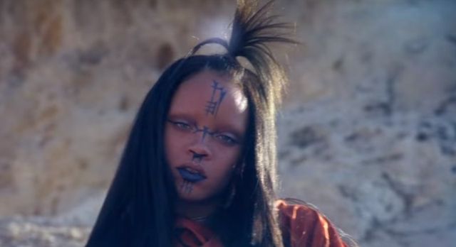 Szok i niedowierzanie. Rihanna wygląda jak nie Rihanna i brzmi jak Sia