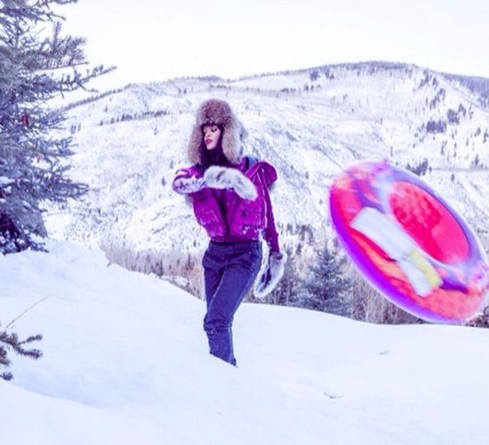 Rihanna bawi się w Aspen (FOTO) Rihanna bawi się w Aspen (FOTO)