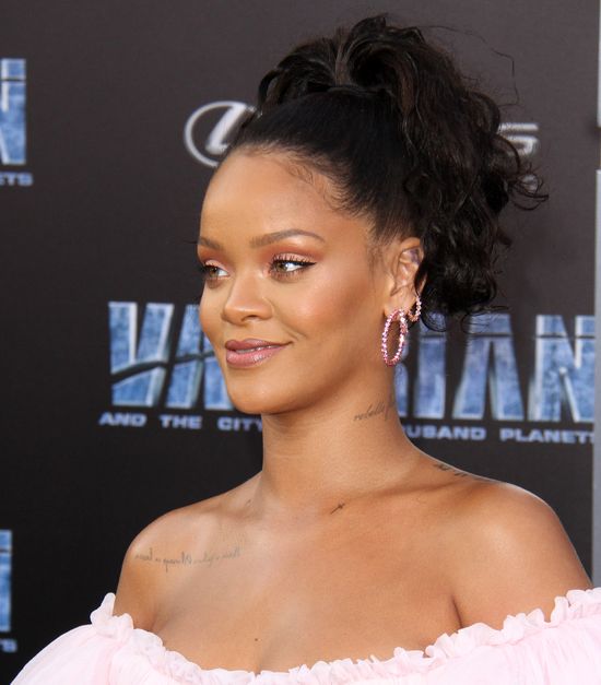 Rihanna w różowej mini. Widać, że nabrała ciałka?