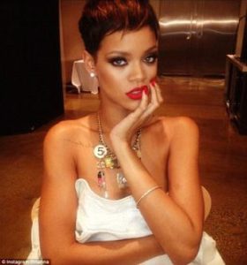 Rihanna żeby żyć, musi się fotografować (FOTO) Rihanna żeby żyć, musi się fotografować (FOTO)