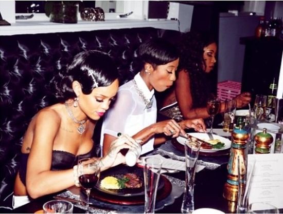 Tak na Sylwestra bawiła się Rihanna (FOTO) Tak na Sylwestra bawiła się Rihanna (FOTO)