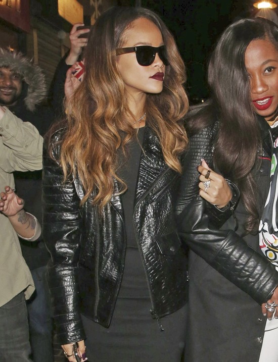 Rihanna ma coraz bujniejszą fryzurę (FOTO)