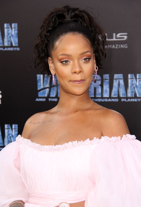 Rihanna w różowej mini. Widać, że nabrała ciałka?