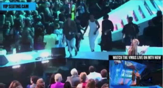 Rihanna całuje Chrisa Browna! (VIDEO)