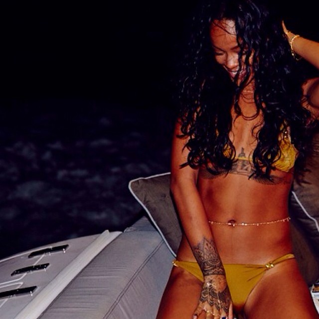 Rihanna topless i bez makijażu (FOTO) Rihanna topless i bez makijażu (FOTO)
