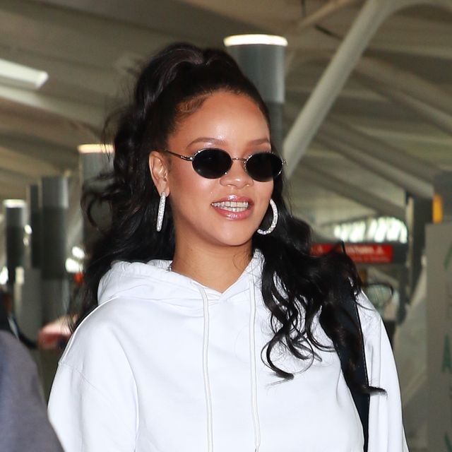 Rihanna w białym dresie i białych kozaczkach na lotnisku (ZDJĘCIA)