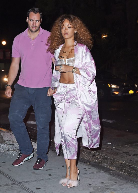 Rihanna w piżamie w restauracji (FOTO) Rihanna w piżamie w restauracji (FOTO)