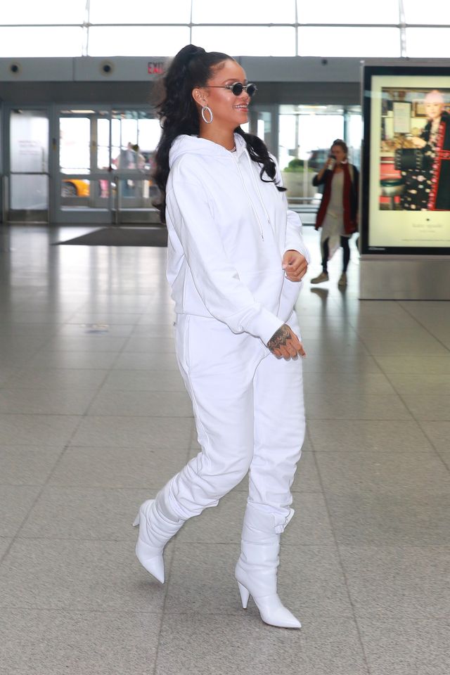 Rihanna w białym dresie i białych kozaczkach na lotnisku (ZDJĘCIA)