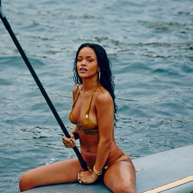 Rihanna topless i bez makijażu (FOTO) Rihanna topless i bez makijażu (FOTO)