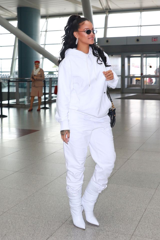 Rihanna w białym dresie i białych kozaczkach na lotnisku (ZDJĘCIA)