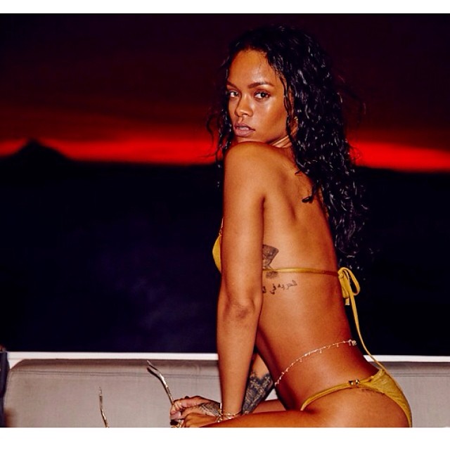 Rihanna topless i bez makijażu (FOTO) Rihanna topless i bez makijażu (FOTO)