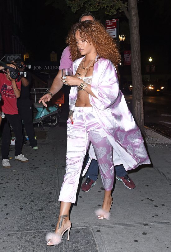Rihanna w piżamie w restauracji (FOTO)