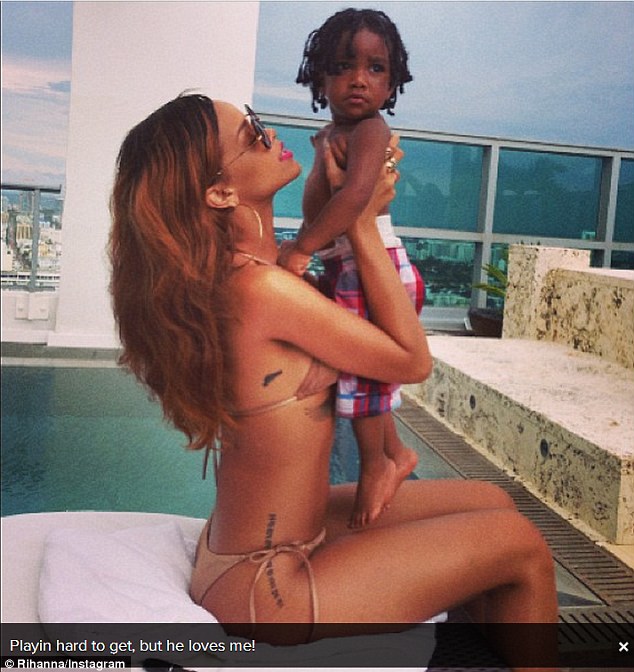 Po ziołowym dniu Rihanna relaksuje się w basenie (FOTO) Po ziołowym dniu Rihanna relaksuje się w basenie (FOTO)