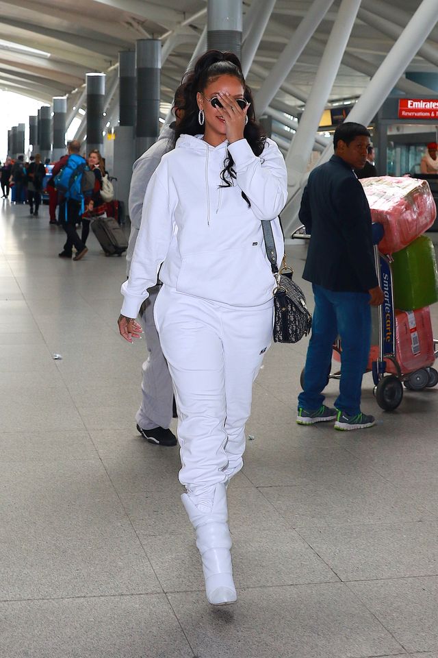 Rihanna w białym dresie i białych kozaczkach na lotnisku (ZDJĘCIA)
