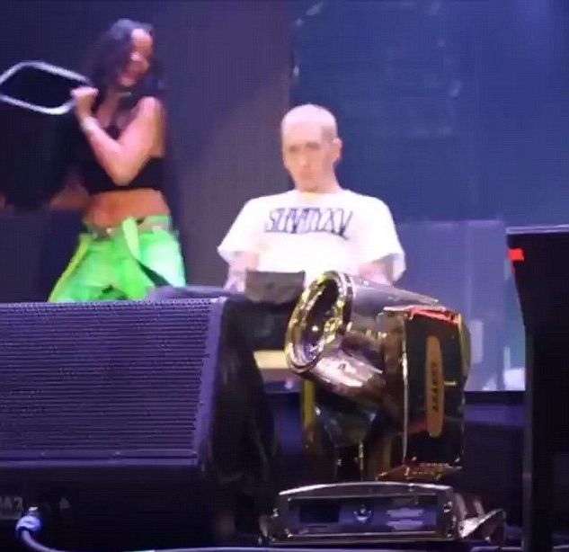 Rihanna i Eminem zrobili TO na oczach tysięcy fanów (VIDEO) Rihanna i Eminem zrobili TO na oczach tysięcy fanów (VIDEO)