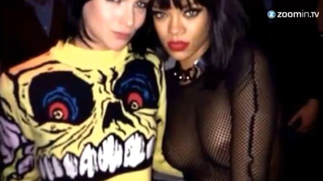 Rihanna świeciła nagimi piersiami na imprezie (FOTO)