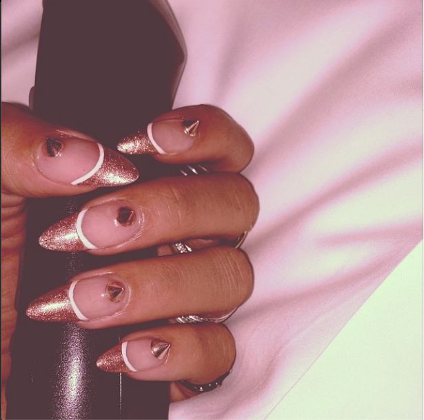 Ta dziewczyna lubi pokazywać, że jest niegrzeczna (FOTO)