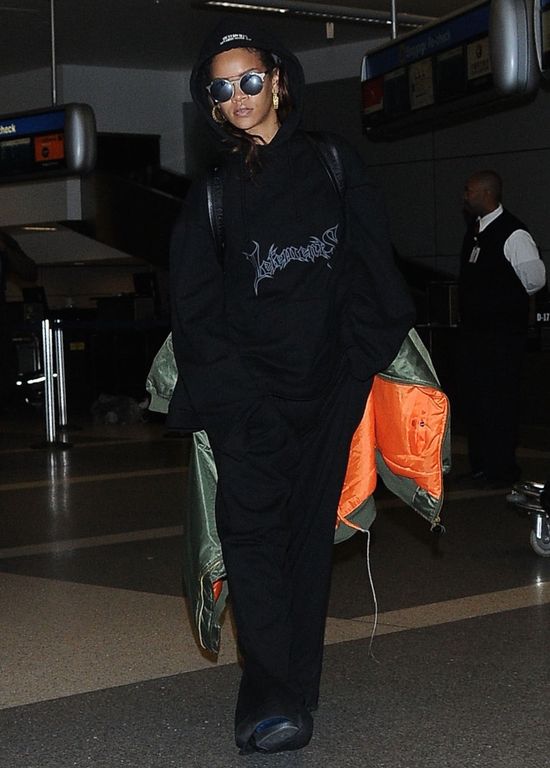 OMG! Czy to najgorsza ze stylizacji Rihanny? (FOTO)