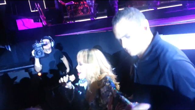 Rihanna uderzyła fankę w twarz (VIDEO) Rihanna uderzyła fankę w twarz (VIDEO)