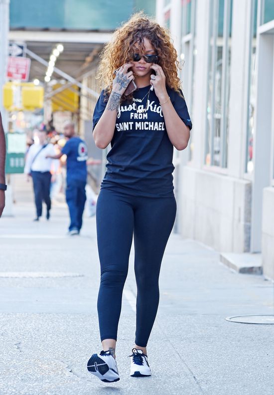 Rihanna nie musi nosić rozmiaru XS, by... (FOTO)