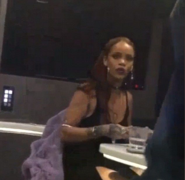 Rihanna przyłapana na wciąganiu narkotyków? (Instagram)