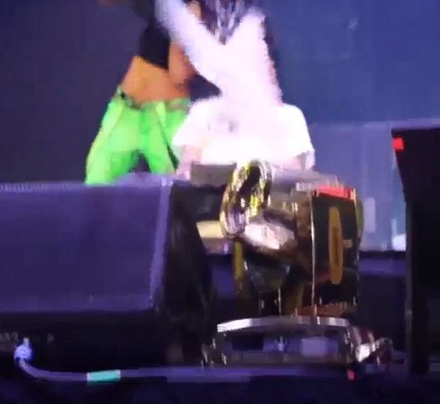 Rihanna i Eminem zrobili TO na oczach tysięcy fanów (VIDEO) Rihanna i Eminem zrobili TO na oczach tysięcy fanów (VIDEO)