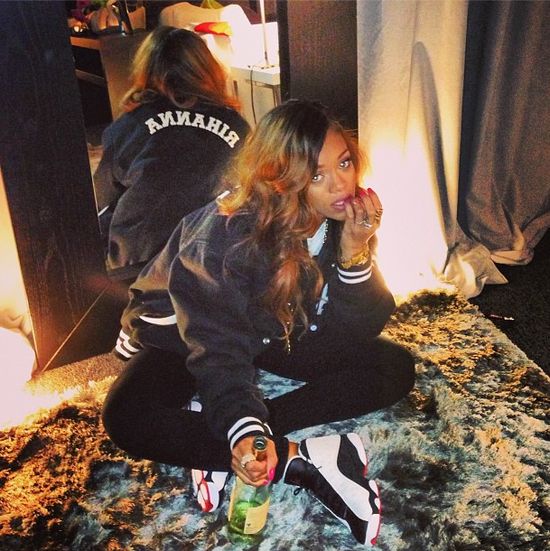 Rihanna pije wino z gwinta  