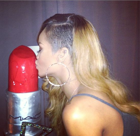 Rihanna chwali się płaskim brzuszkiem Rihanna chwali się płaskim brzuszkiem