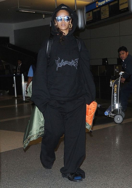 OMG! Czy to najgorsza ze stylizacji Rihanny? (FOTO) OMG! Czy to najgorsza ze stylizacji Rihanny? (FOTO)