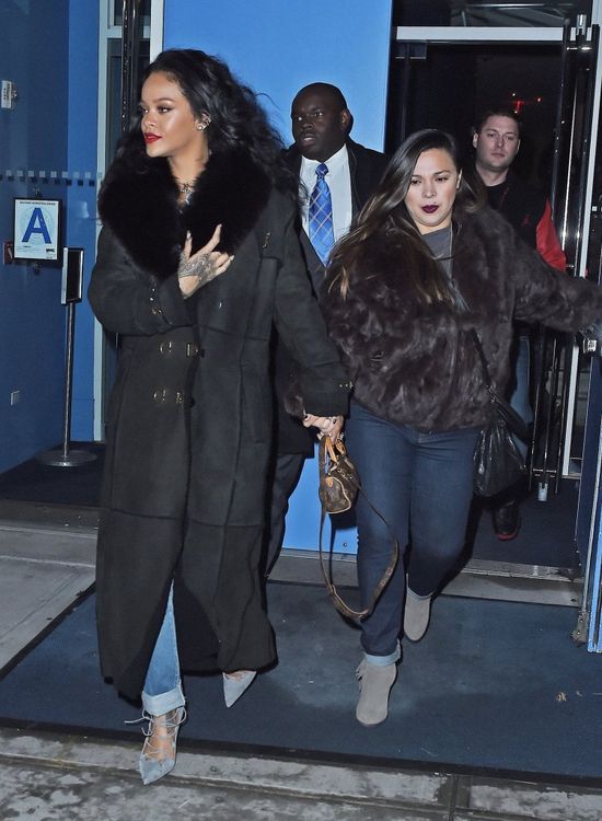 Założyła zimowy płaszcz i letnie buty (FOTO) Założyła zimowy płaszcz i letnie buty (FOTO)