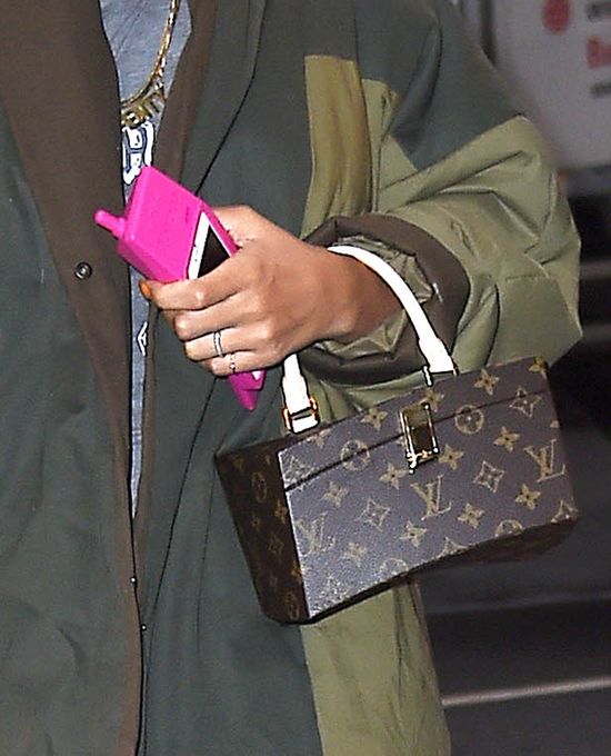 Ten gustowny kuferek to teraz jej ulubiony dodatek (FOTO) Ten gustowny kuferek to teraz jej ulubiony dodatek (FOTO)