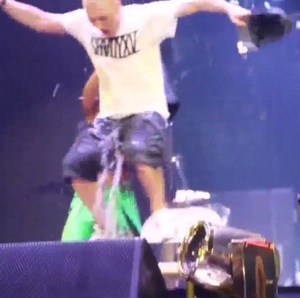 Rihanna i Eminem zrobili TO na oczach tysięcy fanów (VIDEO) Rihanna i Eminem zrobili TO na oczach tysięcy fanów (VIDEO)