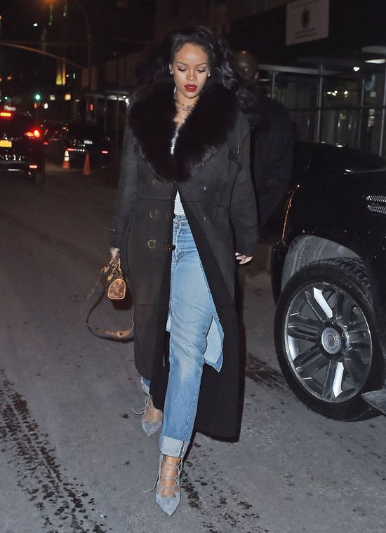 Założyła zimowy płaszcz i letnie buty (FOTO) Założyła zimowy płaszcz i letnie buty (FOTO)