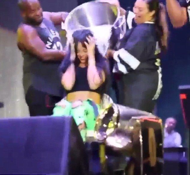 Rihanna i Eminem zrobili TO na oczach tysięcy fanów (VIDEO) Rihanna i Eminem zrobili TO na oczach tysięcy fanów (VIDEO)