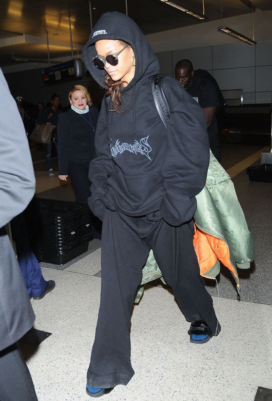 OMG! Czy to najgorsza ze stylizacji Rihanny? (FOTO) OMG! Czy to najgorsza ze stylizacji Rihanny? (FOTO)