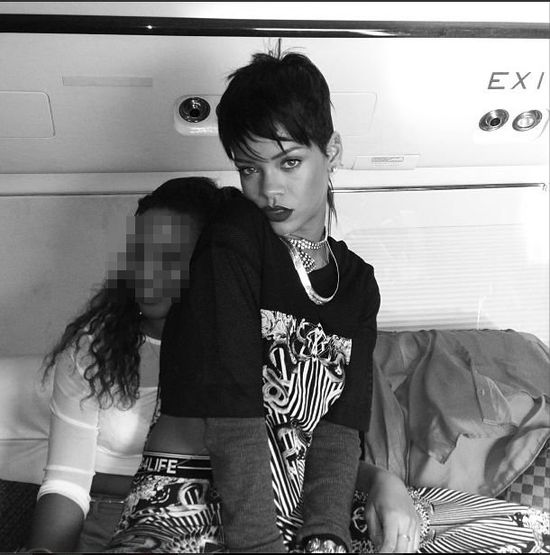 Rihanna znowu zmieniła fryzurę (FOTO)