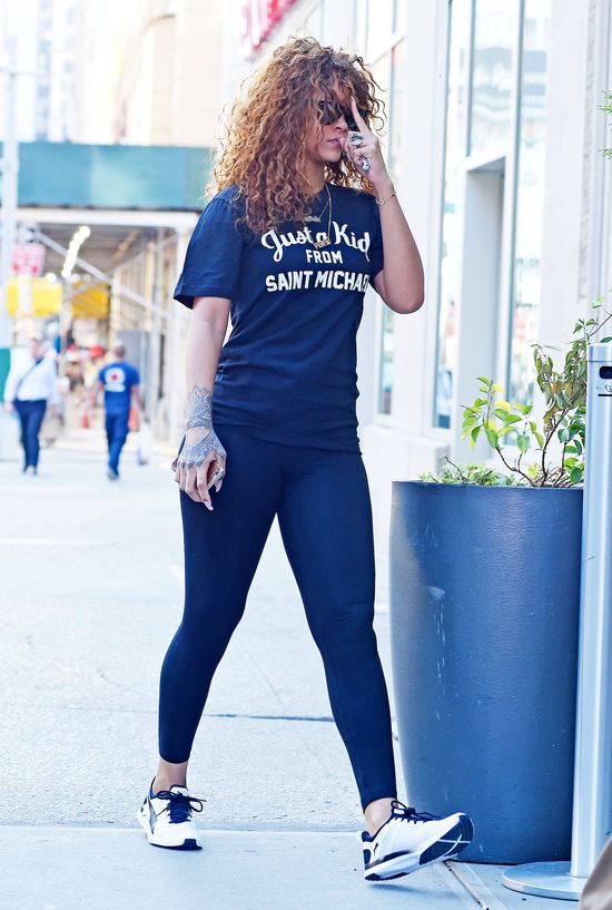 Rihanna nie musi nosić rozmiaru XS, by... (FOTO)