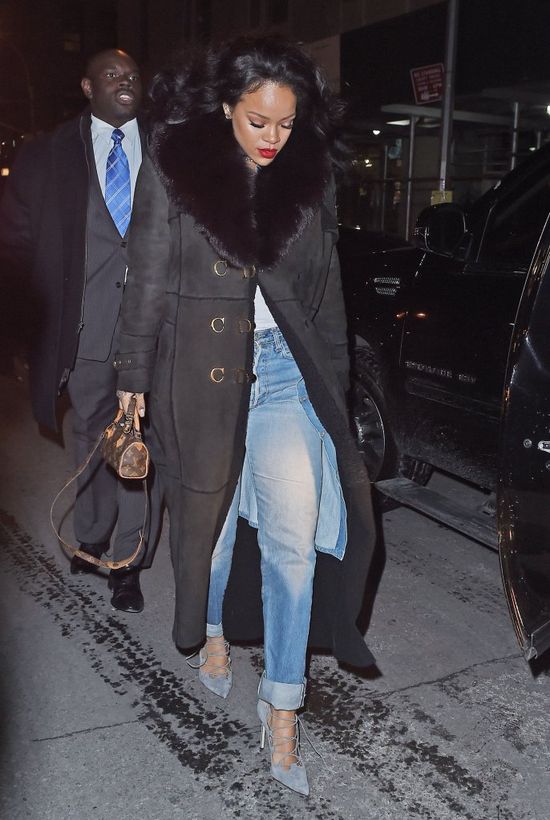 Założyła zimowy płaszcz i letnie buty (FOTO) Założyła zimowy płaszcz i letnie buty (FOTO)