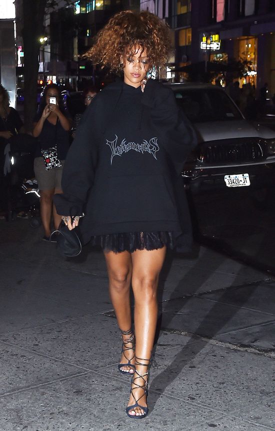 Tym razem Rihanna mocno przekombinowała? (FOTO) Tym razem Rihanna mocno przekombinowała? (FOTO)