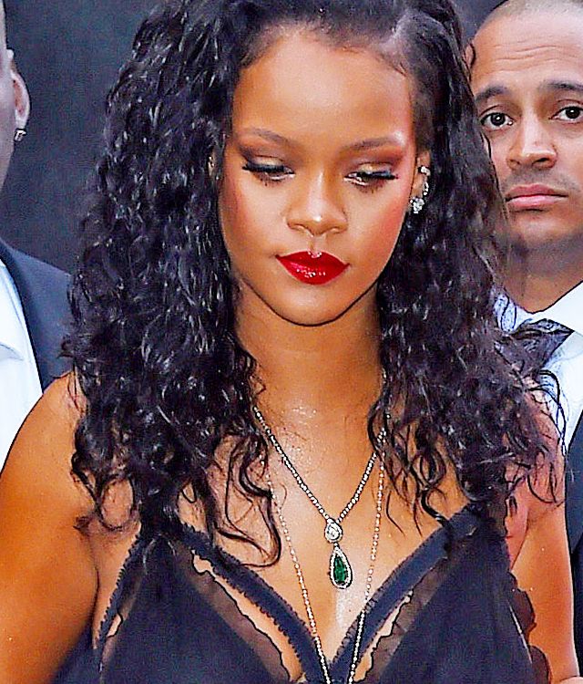 Rihanna w bardzo KUSEJ... koszuli nocnej? (ZDJĘCIA) Rihanna w bardzo KUSEJ... koszuli nocnej? (ZDJĘCIA)