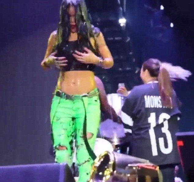 Rihanna i Eminem zrobili TO na oczach tysięcy fanów (VIDEO) Rihanna i Eminem zrobili TO na oczach tysięcy fanów (VIDEO)