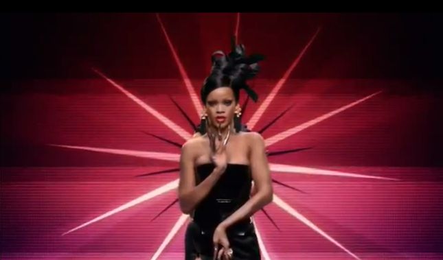 Rihanna jako gejsza bez brwi