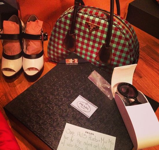 Rihanna chwali się świątecznymi łupami (FOTO) Rihanna chwali się świątecznymi łupami (FOTO)