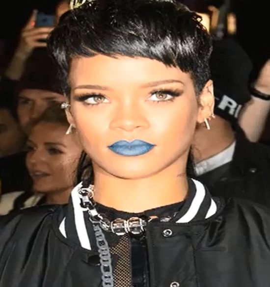 Rihanna z niebieskimi ustami (FOTO)  