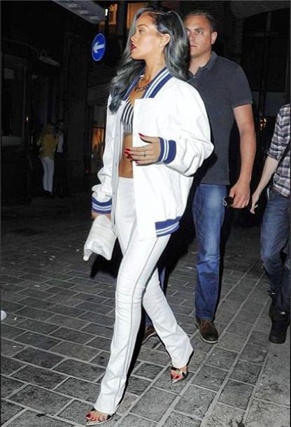 Rihanna w męskiej kurtce na imprezie (FOTO) Rihanna w męskiej kurtce na imprezie (FOTO)