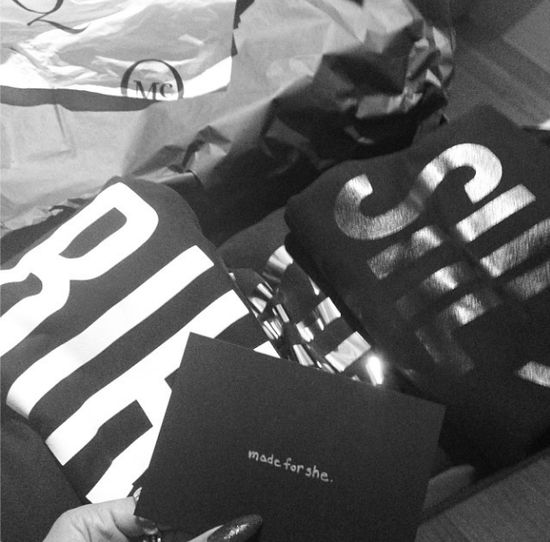 Rihanna chwali się świątecznymi łupami (FOTO) Rihanna chwali się świątecznymi łupami (FOTO)