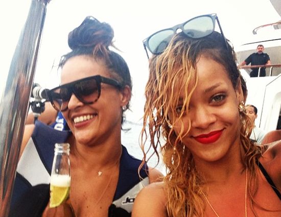 Rihanna poszła na zakupy w stroju kąpielowym (FOTO) Rihanna poszła na zakupy w stroju kąpielowym (FOTO)