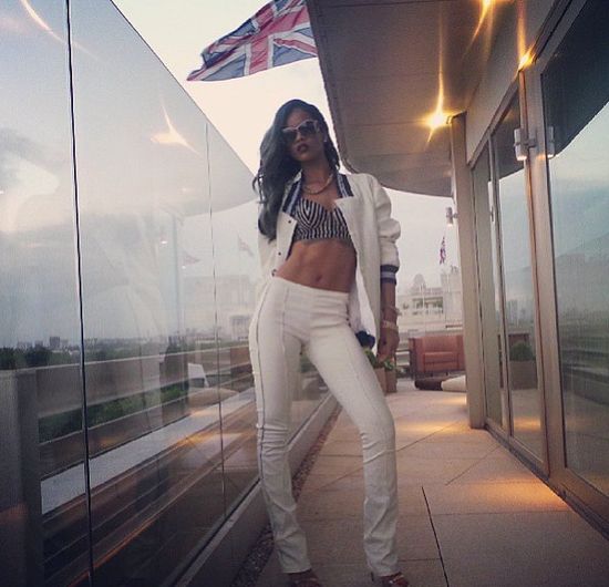 Rihanna rozpłakała się na scenie (VIDEO) Rihanna rozpłakała się na scenie (VIDEO)