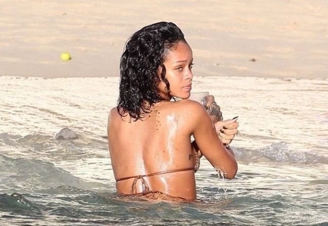 Rihanna w bikini za 990 dolarów (FOTO)